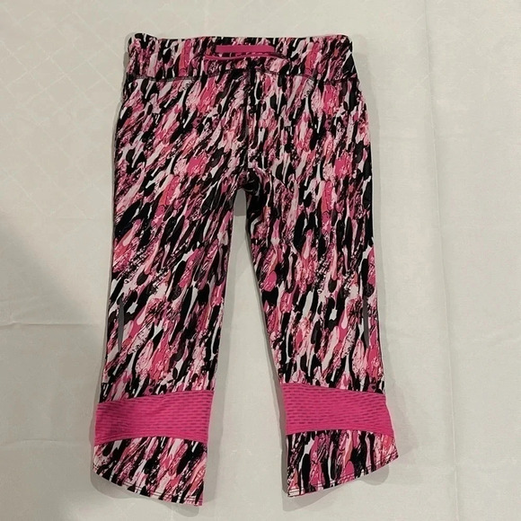 Under Armour M Pink Printed Capri Training Leggings 1248730 excellent condition - Picture 4 of 5